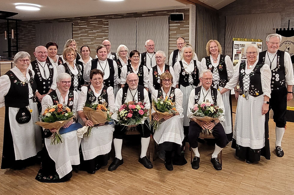 Die Geehrten im Kreise der Volkstanzgruppe: Johanna Brunnberg, Hannelore Schmitt, Franz Seppel, Hanna Oldenburg und Bernd Jöring (von links). Es fehlten Ulla und Gerd Raker. Foto: pi