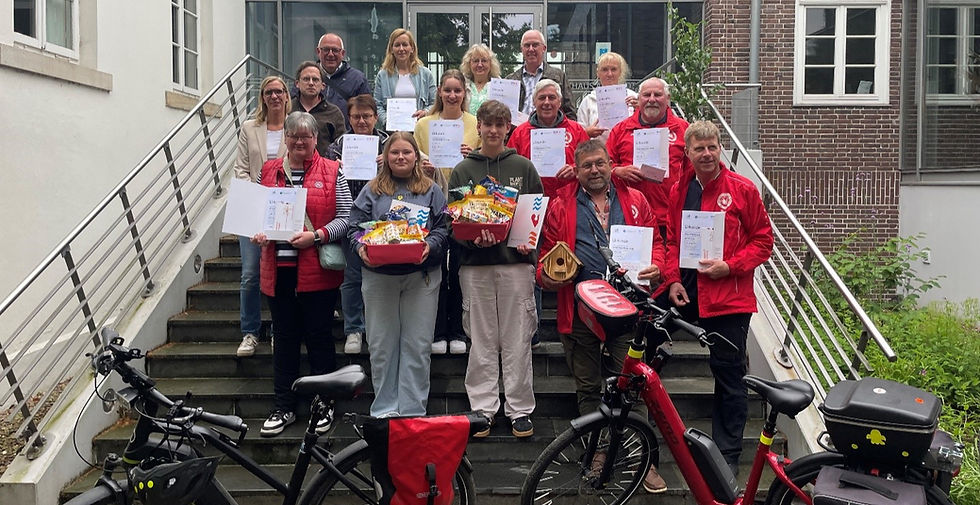 Die besten Radelnden 2025 wurden im Rahmen der Siegerehrung von der stellvertretenden Bürgermeisterin Melanie Buhr mit Urkunden und Präsenten ausgezeichnet. Quelle: Stadt Friesoythe