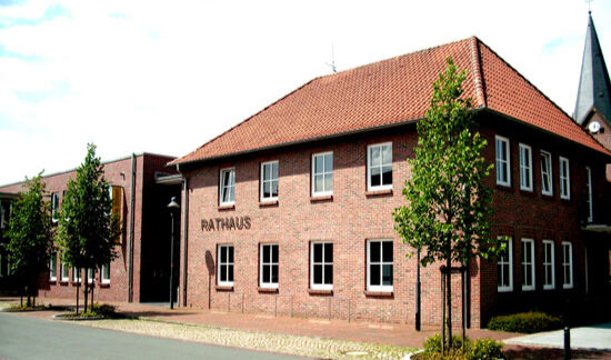 Das Rathaus in Bösel wird vergrößert. Der Anbau soll in diesem Jahr fertiggestellt sein. Foto: pi