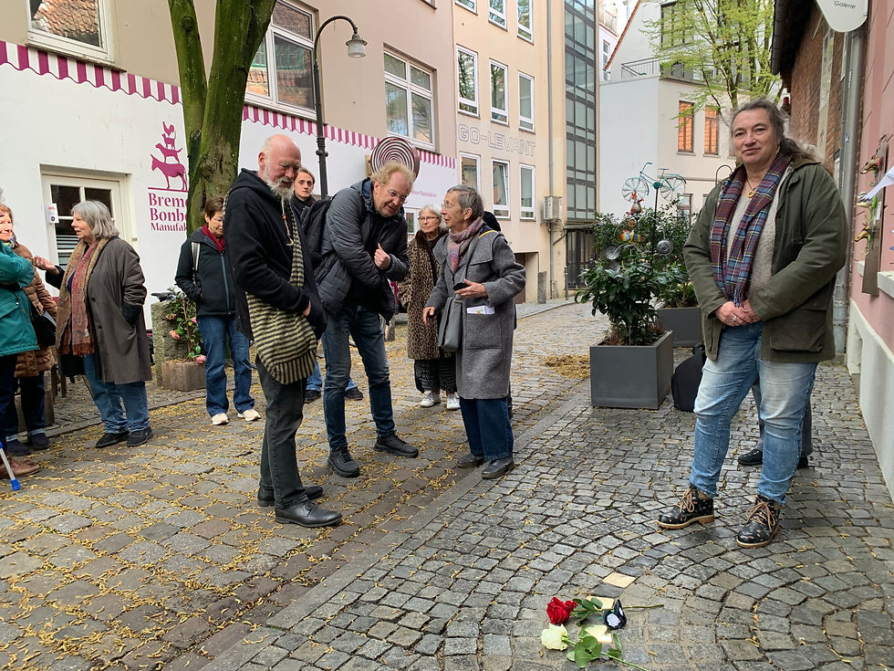 Die Großnichte Biebers, Kerstin Andersen, verfolgte die Verlegung des Stolpersteins in Bremen. Foto: pi
