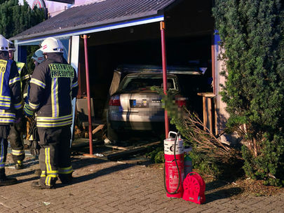 Pkw landet in Kneipe – mehrere Verletzte nach Unfall