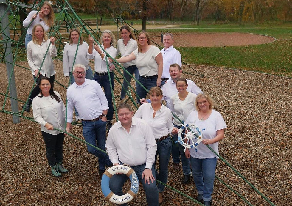 Ziehen im Januar alle Register: Die Böseler Theatergruppe um Regisseurin Anita Hempen (obere Reihe 4. v. links). Foto: Martin Pille