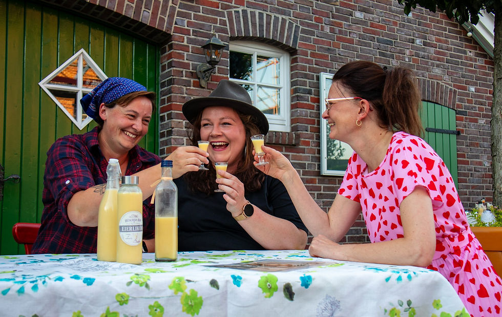 Prost! Gute Stimmung auf Jennys Hühnerhof.