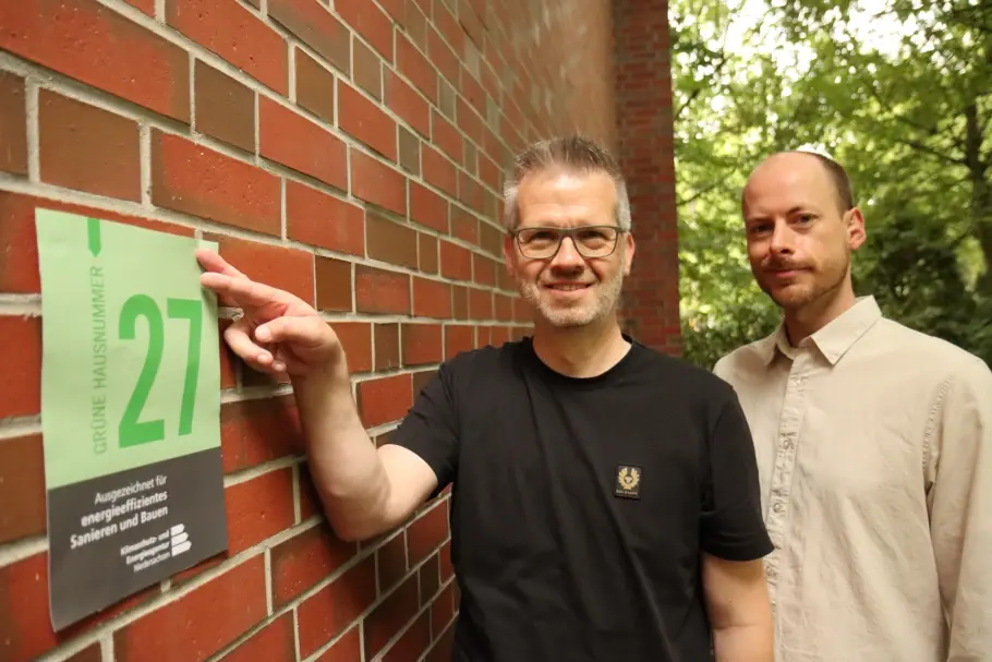 Sichtbare Auszeichnung für energieeffiziente Wohnhäuser: Die Klimaschutzmanager Stefan Sandker und Richard Ströer hoffen auf viele Bewerbungen. Foto: Landkreis