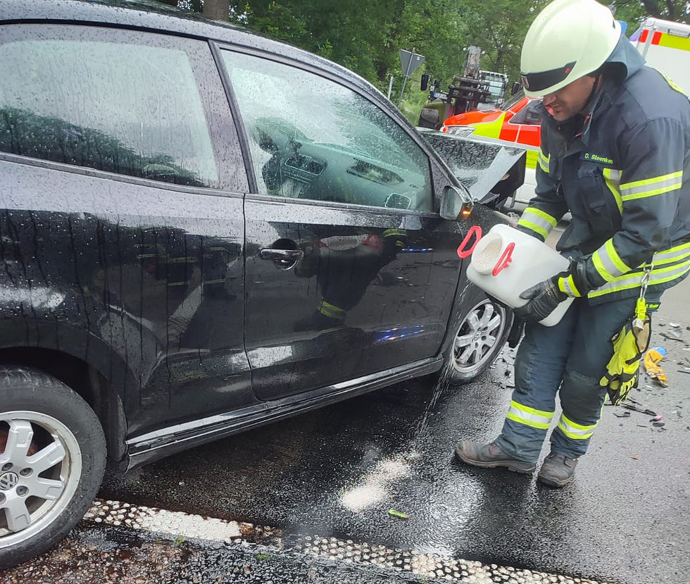 Die Feuerwehr Friesoythe sicherte die Unfallstelle ab. Foto: Jens Kotte, Feuerwehr