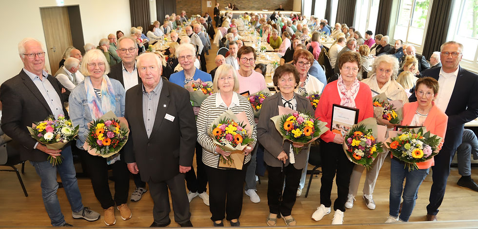 Die geehrten Mitglieder mit Vorstand  (vli.): Ludger Niehaus, Regina Bunger, Reinhold Looschen (Vorstand) , Werner Fuhler, Maria  Bartels,  Elisabeth Fuhler, Rosa Strohschnieder, Hedwig Ewen  Christa Dwertmann,  Agnes Fuhler,  Elisabeth Meyer,   Maria Trenkamp, Heribert Mählmann (CSW)  Foto: Hans Passmann