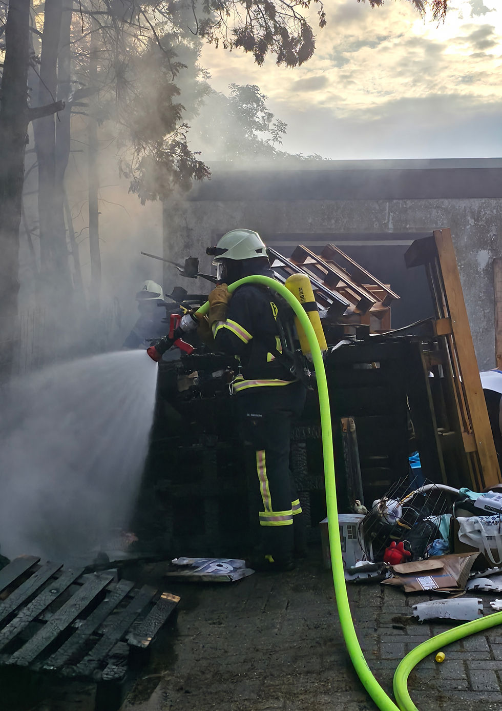 Die Friesoyther Feuerwehr konnte im Pappelweg in Friesoythe ein Übergreifen der Flammen auf ein Carport verhindern. Foto: Jens Kotte