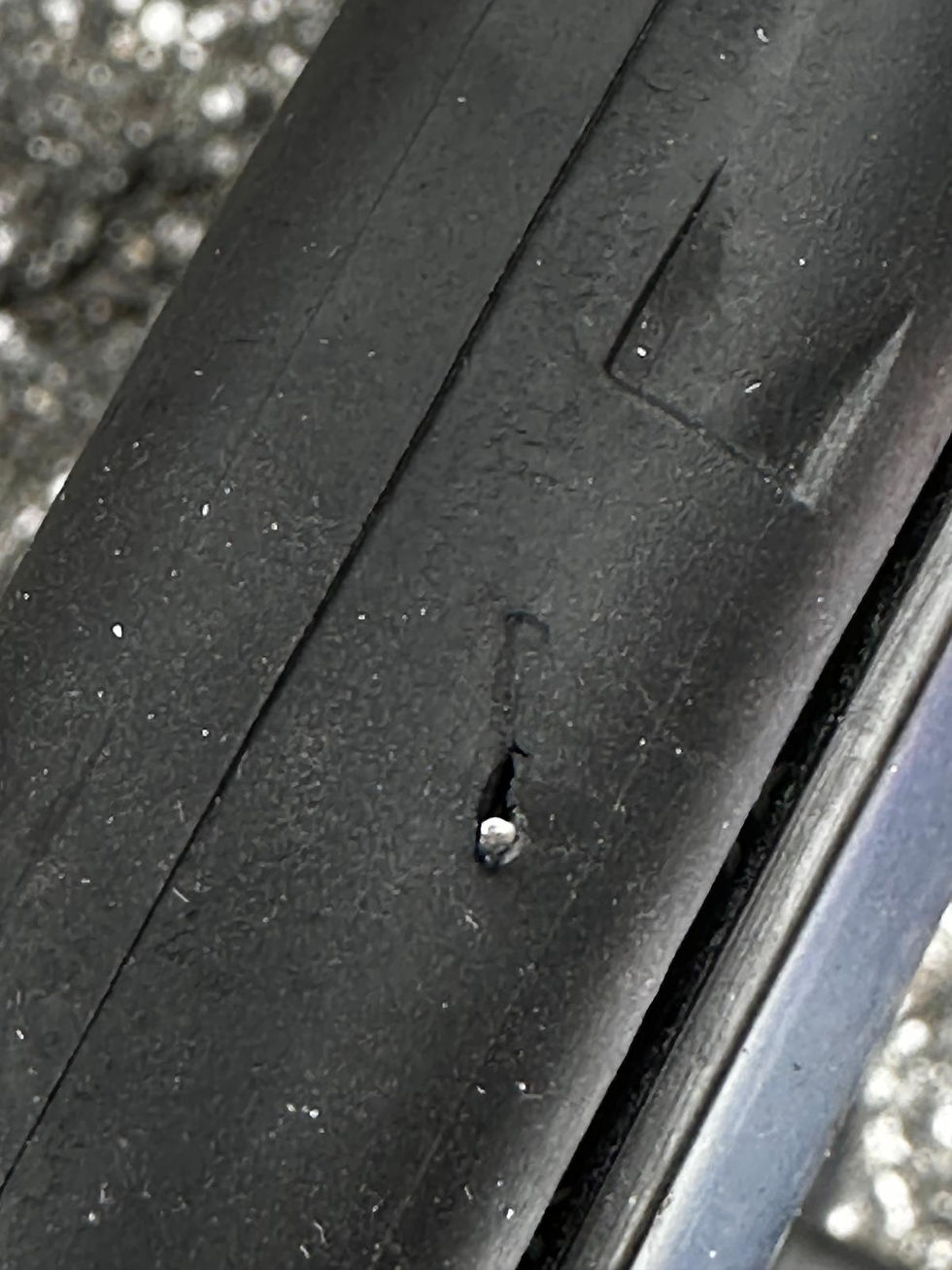 Das Aus: Metallsplitter zerstörten mehrfach auch die Reifen von Röckmanns Fahrrad.