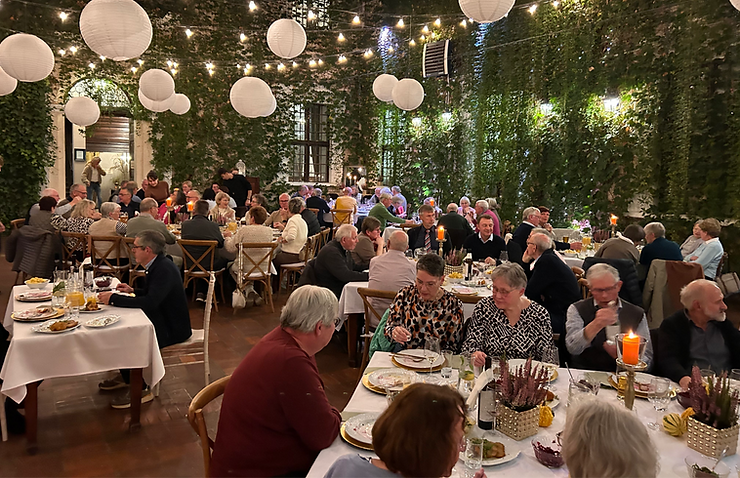 Kulinarische Leckereien und herzliche Gastfreundschaft: Ein gemeinsames Jubiläumsessen in der früheren Johanniterburg im Landschaftsschutzgebiet Lagow in der Nähe von Swiebodzin Das FRITZ-Reiseteam hat den gesamten Innenhof für die Reisegruppe gemietet. Foto: Höffmann