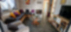Salon moderne d'un gîte en Corrèze avec canapé et cheminée