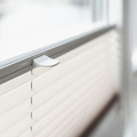 Flexible Plissees für Fenster in Weiss, blickdicht und lichtdurchlässig.