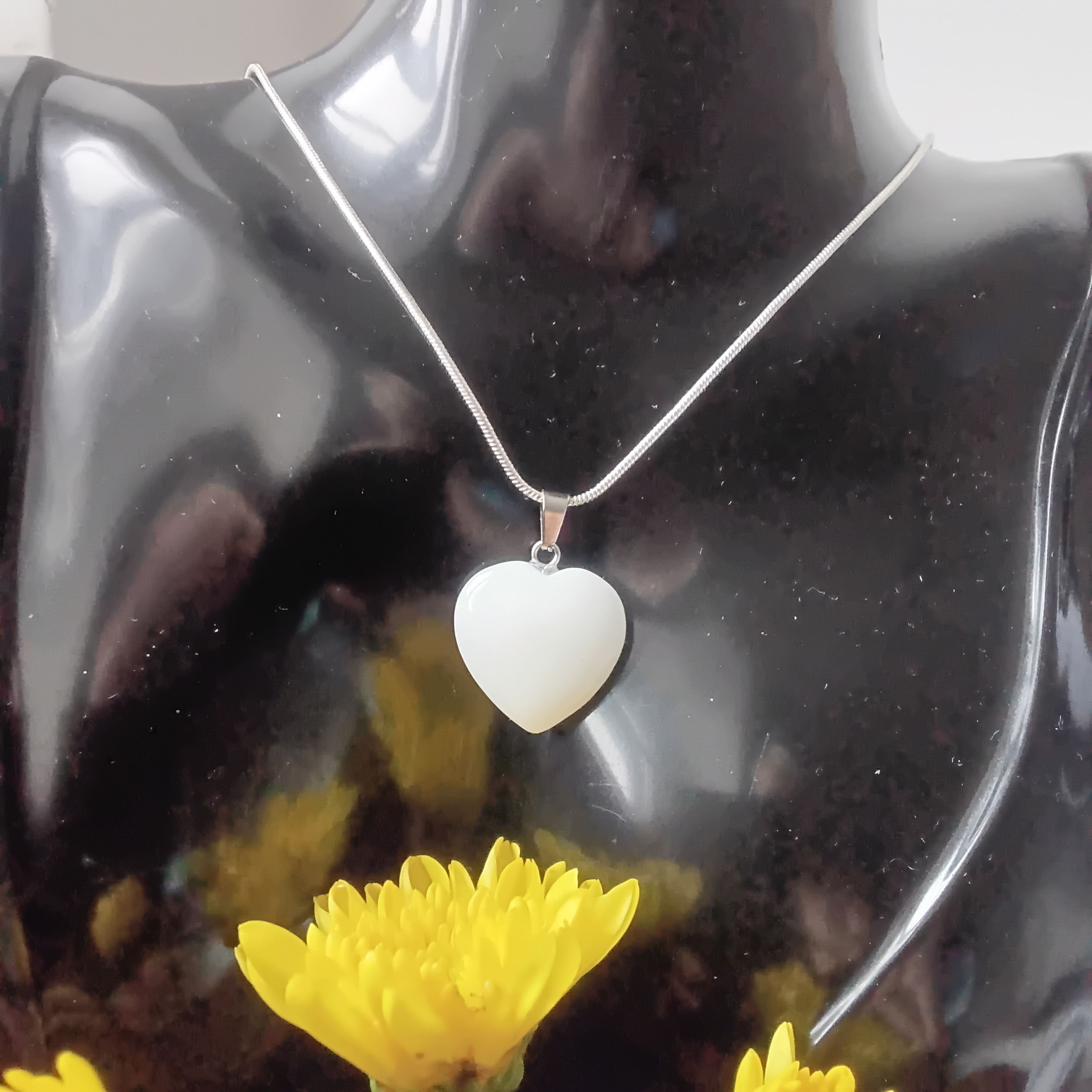 ✨ Fio de Prata com Opala Branca em Forma de Coração ✨