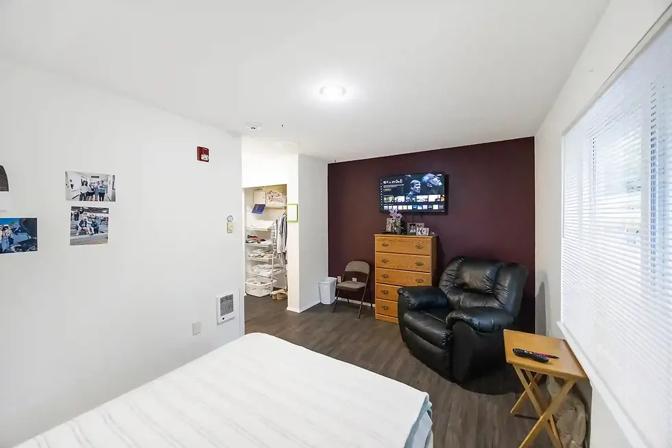 clean bedroom for senior living in Allyn washington