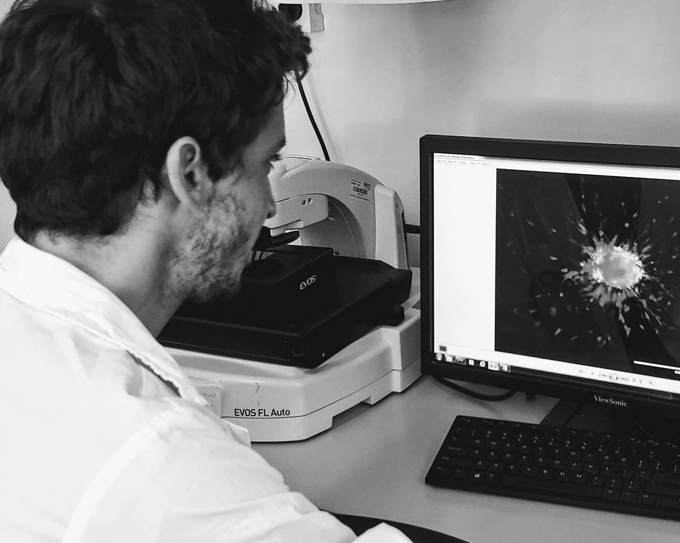 Eilam_in-the-lab-1-scaled