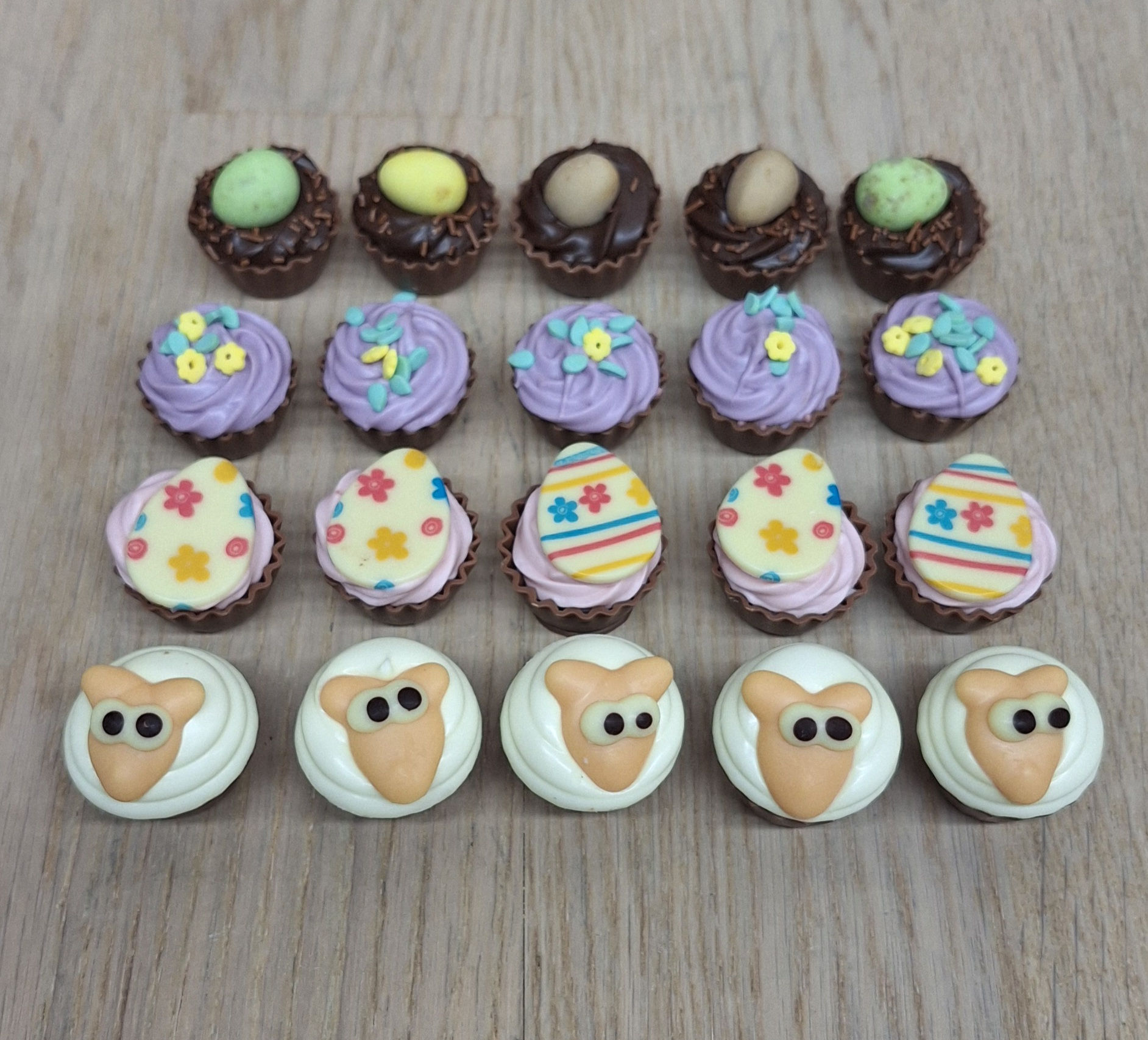 assortiment cupcakes chocolade met paasfiguurtjes