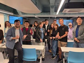 香港AI培訓學院AI產品攝影工作坊401課程,由導師示範手機產品拍攝及AI修圖實戰教學