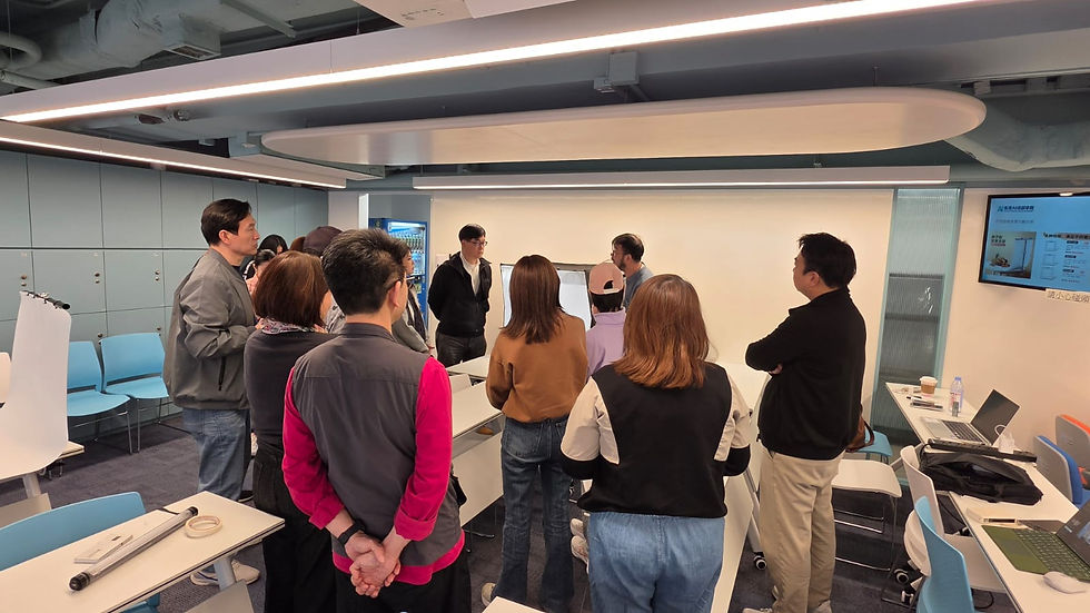 香港AI培訓學院AI產品攝影工作坊401課程，由導師示範手機產品拍攝及AI修圖實戰教學