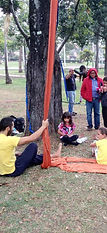 Niños haciendo telas