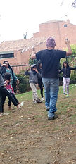 Joven practicando slackline