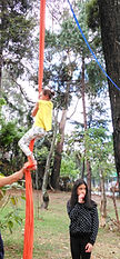 Niños haciendo telas