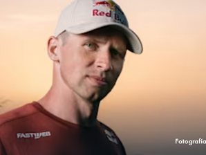 Jaan Roose rompe récord mundial de highline al caminar 3400 m desde Italia hasta la isla de Sicilia, en el mar mediterráneo.
