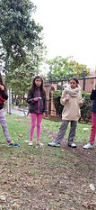 Niñas atendiendo