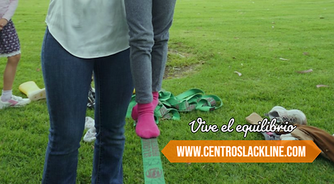 Familia atendiendo clase de slackline