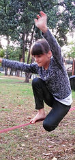 Niña subiendo a la slackline