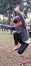 Niña haciendo equilibrio