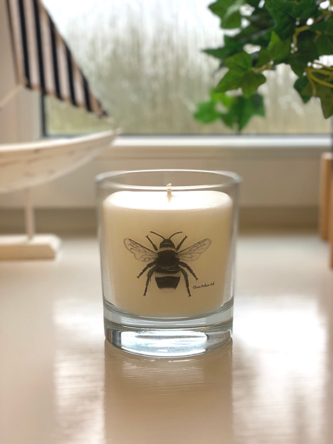 ‘THE BEES KNEES' ROUND CANDLE JAR IN BLACK OUD