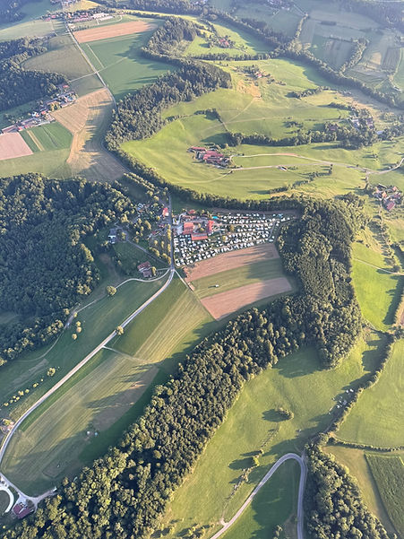Blick aus dem Ballon auf den Schurrenhof und die umliegende Landschaft