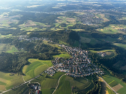 Panoramablick aus dem Heißluftballon über grüne Landschaft – Ballonfahrt als Erlebnisgeschenk