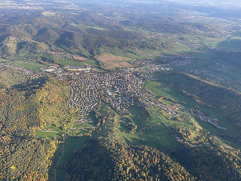 Panoramablick aus dem Heißluftballon über das Wieslauftal im Remstal