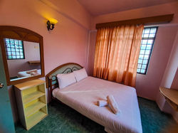 bedroom ( 1 queen,make up mirror ,wadrobe,bathroom)