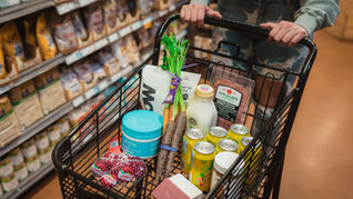 ¿Puede extinguirse la pensión de alimentos a favor de hijos mayores de edad cuando no existe relación con el progenitor obligado al pago?