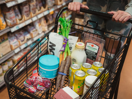 ¿Puede extinguirse la pensión de alimentos a favor de hijos mayores de edad cuando no existe relación con el progenitor obligado al pago?