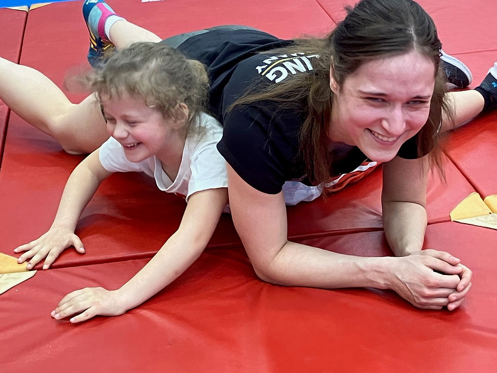 Das macht sichtlich Spaß: Die kleine Maja versucht die große Josefine hochzudrücken. Foto: Peter Richter