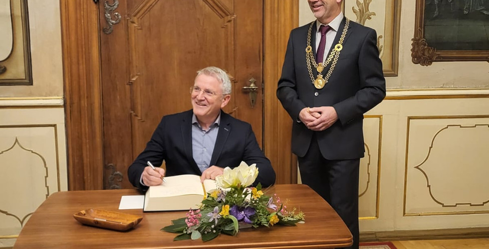 Dr. Rolf Kaiser trägt sich in das Ehrenbuch ein