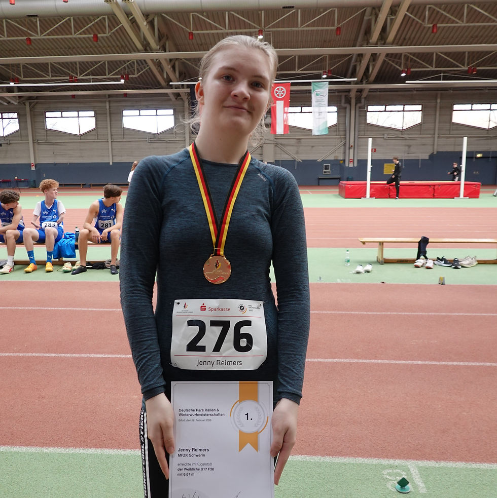 Jenny Reimers (MFZK Schwerin/SSC) – hier mit ihrem Kugelstoß-Gold – brachte in Erfurt einen kompletten Medaillensatz „in ihren Besitz“. Foto: Peter Richter