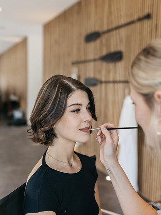 Sabrina Urban beim schminken von Model