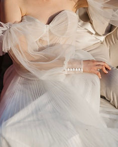 Braut und Bräutigam sitzen bei Picknick