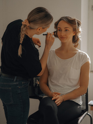 Make up Artist schminkt Braut mit Blush 