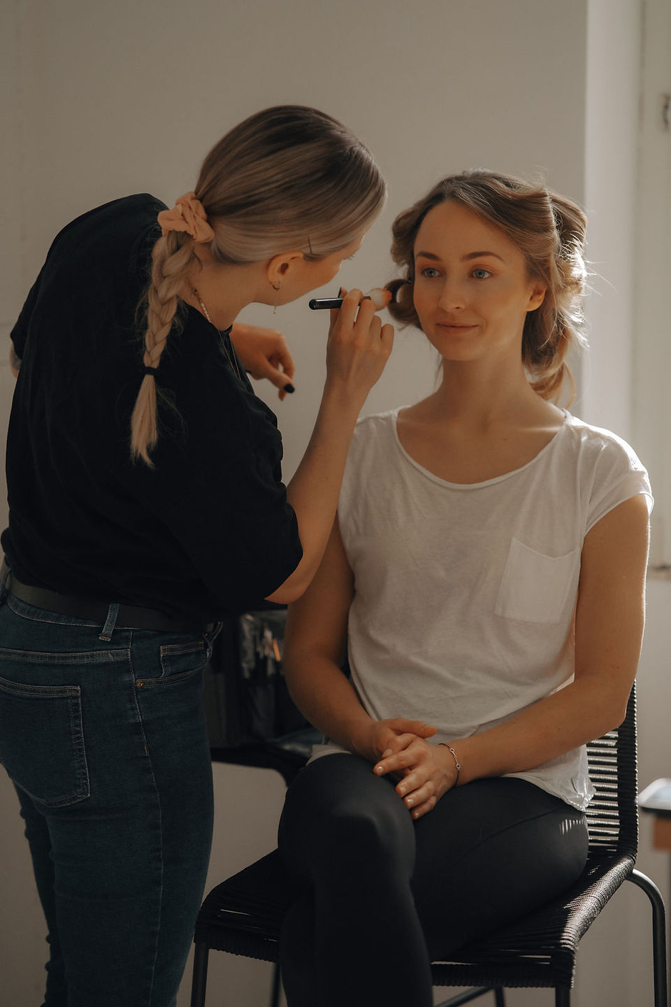 Make up Artist schminkt Braut mit Blush 