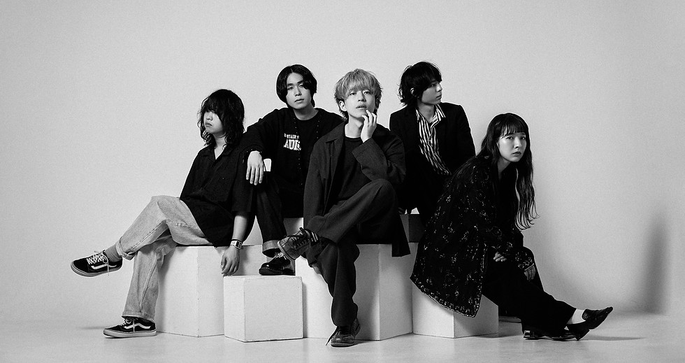 本アー写_mono.jpg