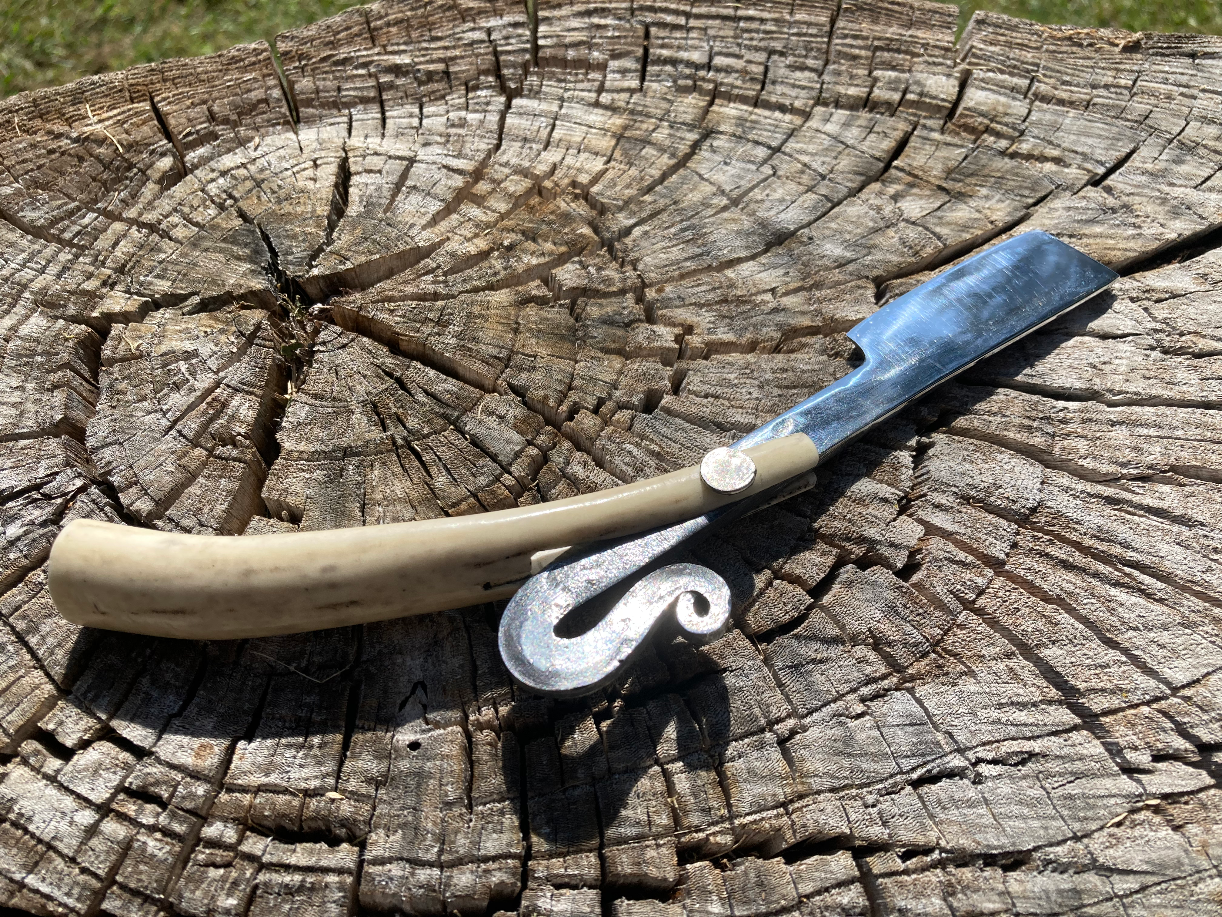 Folding straight razor