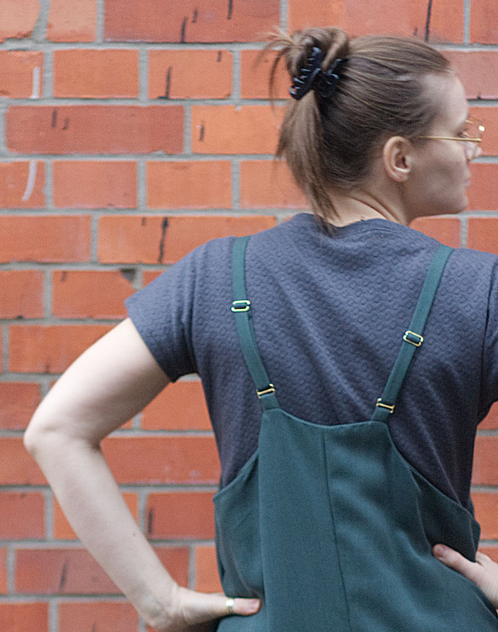 Miniaturbild: Model in grauem T-Shirt mit kleinem Lochmuster, Hinten