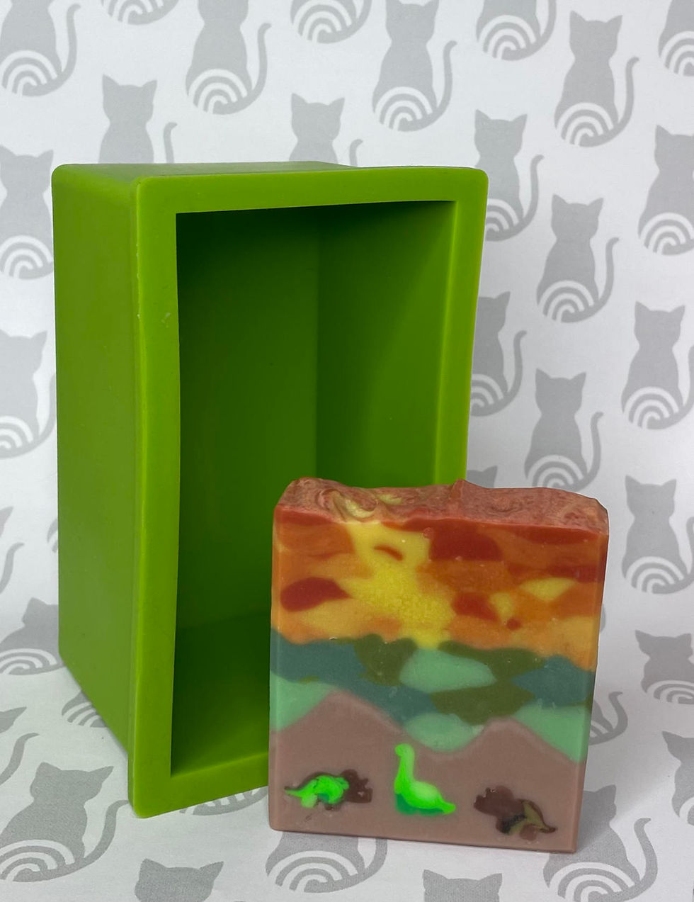 grüne Seifenform für quadratische Seifenstücke mit Beispielseife