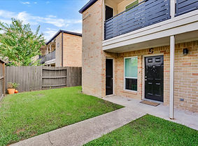 2 bedroom w/ private yard