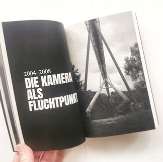 Belichtet & Benebelt - Oliver Baer - Innenansicht "Die Kamera als Fluchtpunkt". Eliane Fischer.