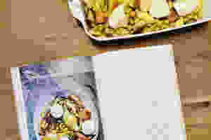 Rezept: Weisskohl mit Kichererbsen, gelben Zucchini, Steinfrüchten und Burrata (Nicole Giger)